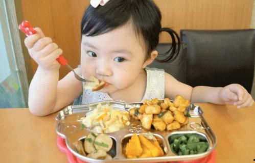 合肥网红宝宝吃饭视频,萌态可掬引网友热议